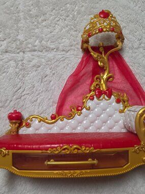 Ever After High Apple White Fainting Couch Playset Getting Fairest Mattel 2013